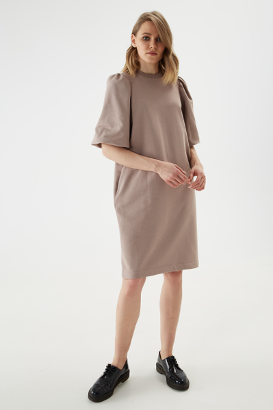 Comfortable jersey dress with side seam pockets. The sleeve at the shoulder line and the cuff are gathered together for an original and expressive silhouette.