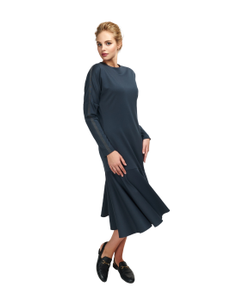 Jersey dress with a one-piece sleeve and finishing with a rep ribbon. On the back of the clasp on the button