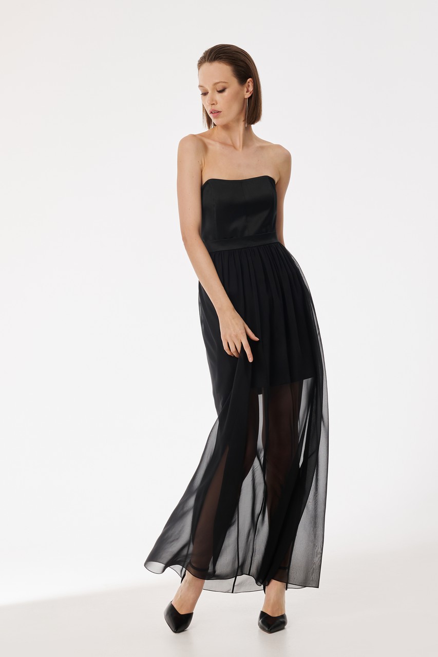 Evening floor-length double skirt. The upper layer of the skirt is made of translucent silk chiffon and the lower one is shorter in satin. The skirt fastens with a zip and is trimmed with a satin belt.