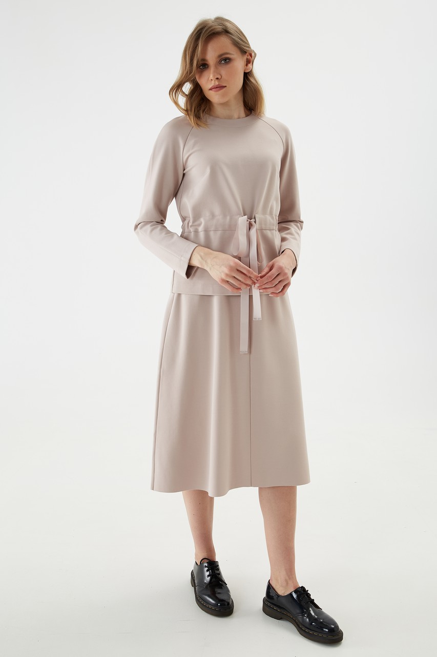 Tunic made of thick jersey with raglan sleeves, with a placket and a beautiful belt-belt at the waist, which create a fitted silhouette.