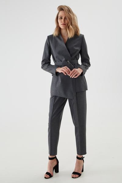 Trousers in premium wool suiting with a belt, tucks and side pockets. An important feature of these trousers is the rebuilt arrows.
