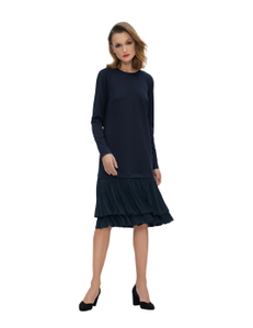 Dress with raglan sleeves and double wide ruffles at the hem, a small cutout at the back with ties with ribbons.