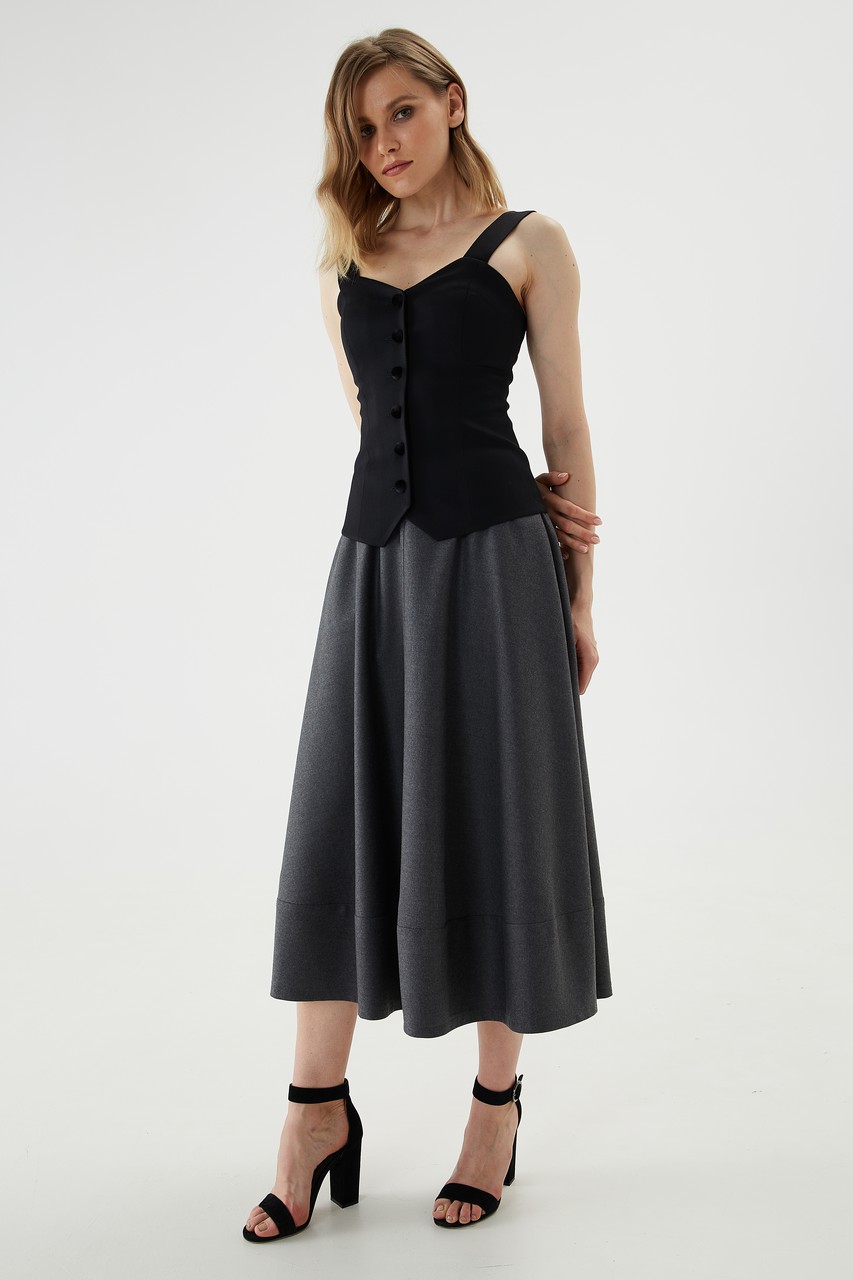 Skirt with side pockets of a free silhouette with a cut-off bar at the bottom. The skirt is made of premium costume wool at the waist and with a metal zipper in the middle seam of the back.
