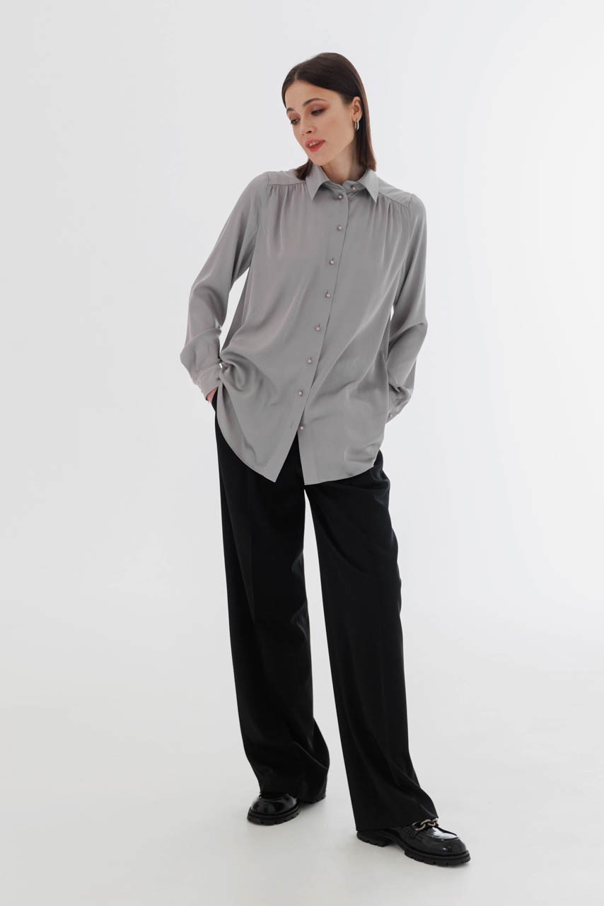 Satin blouse with a gathering at the shoulder on the front and at the yoke on the back. Fastened with original buttons
