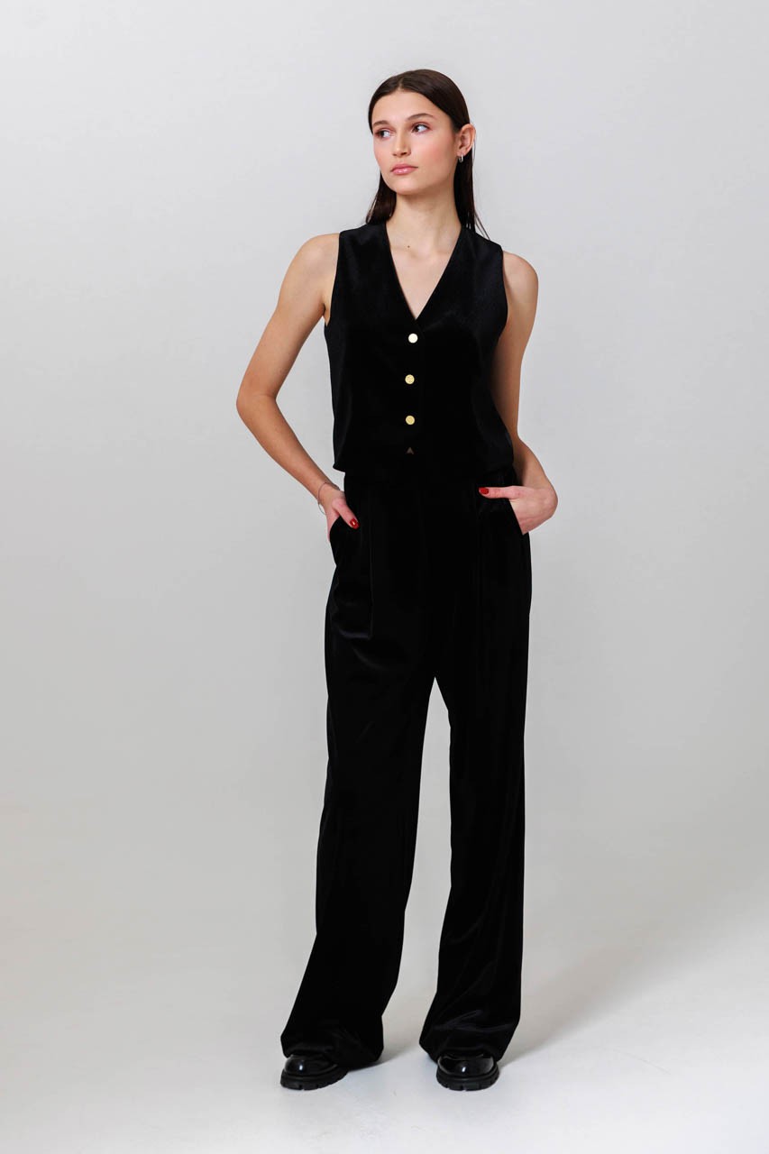 Comfortable loose velvet trousers with sidepockets.