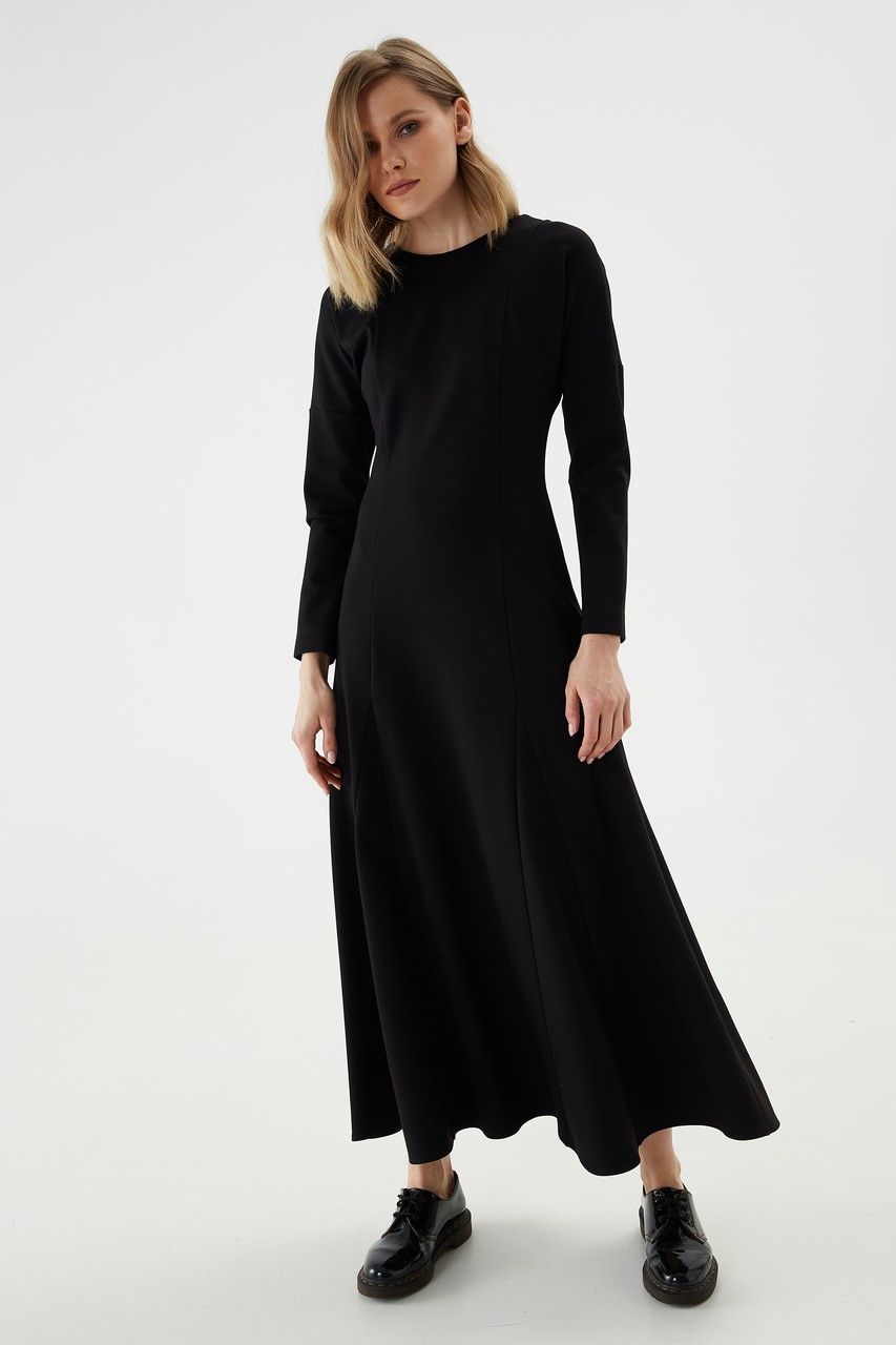 Stylish and comfortable flared dress made of thick jersey. The lowered sleeve of the dress, the V-neck and the geometric wedges create a beautiful silhouette