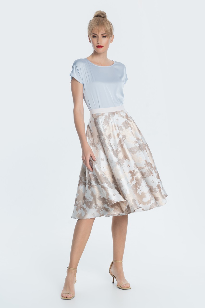 Flying sun skirt made of original textured jacquard on a thin viscose lining with a solid belt and a button and zip fastening.