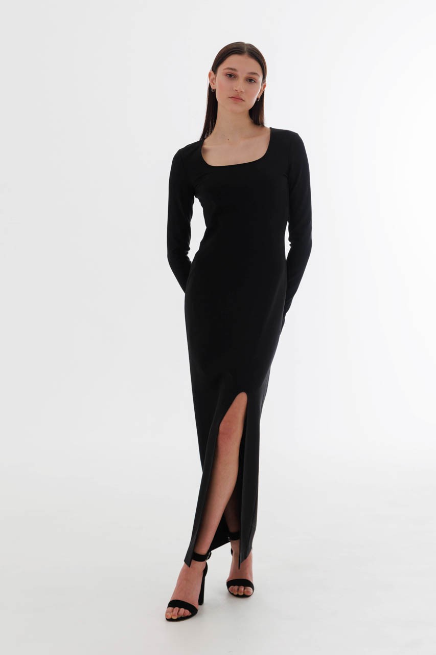 Fitted jersey dress with a spectacular slit and a gentle neckline.