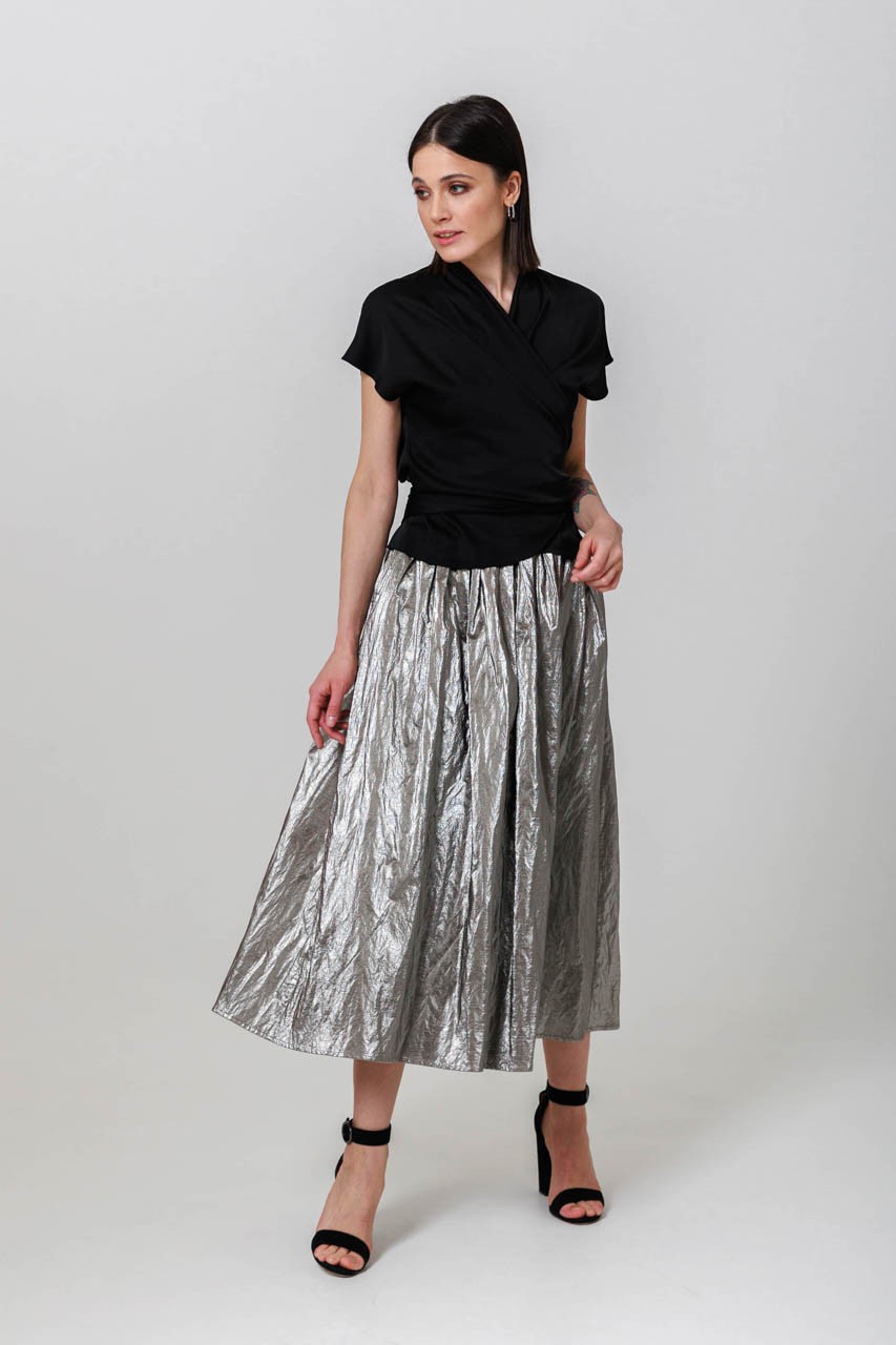 Soft silver skirt with pleats, pockets and a mettalic zipper.