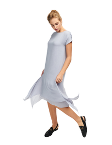 a double chiffon dress with a sleeve dropped to the shoulder and flying side tails.