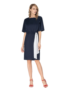 Стильное и минималистично платье для города из плотного хлопка густого синего цвета с серым атласным поясом. Прямой силуэт м…