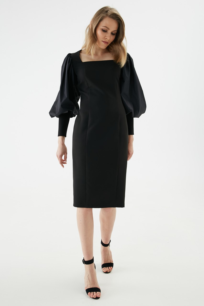 Evening silhouette dress with a geometric neckline. The dress is decorated with puffy taffeta sleeves.