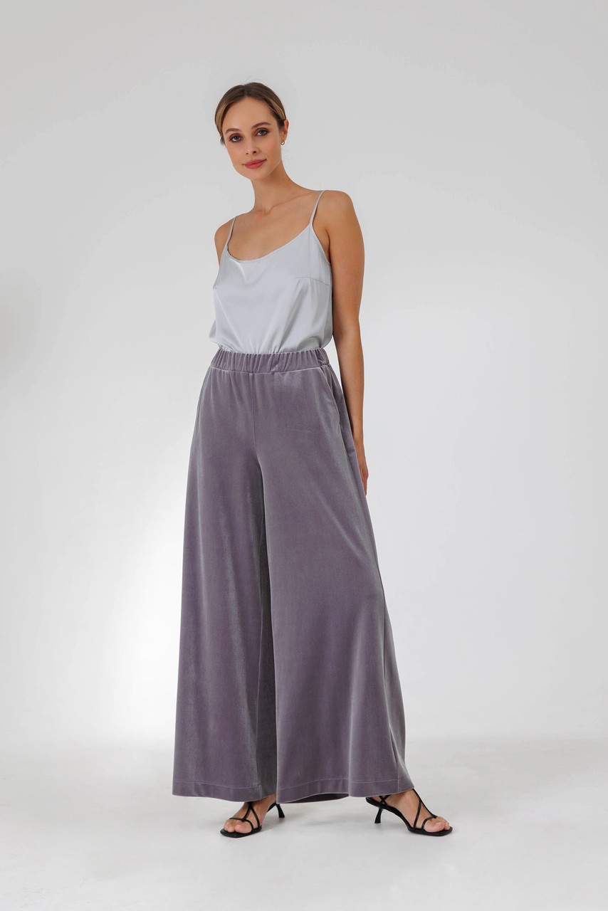 Comfortable loose fit trousers with side pockets and elasticated waistband.