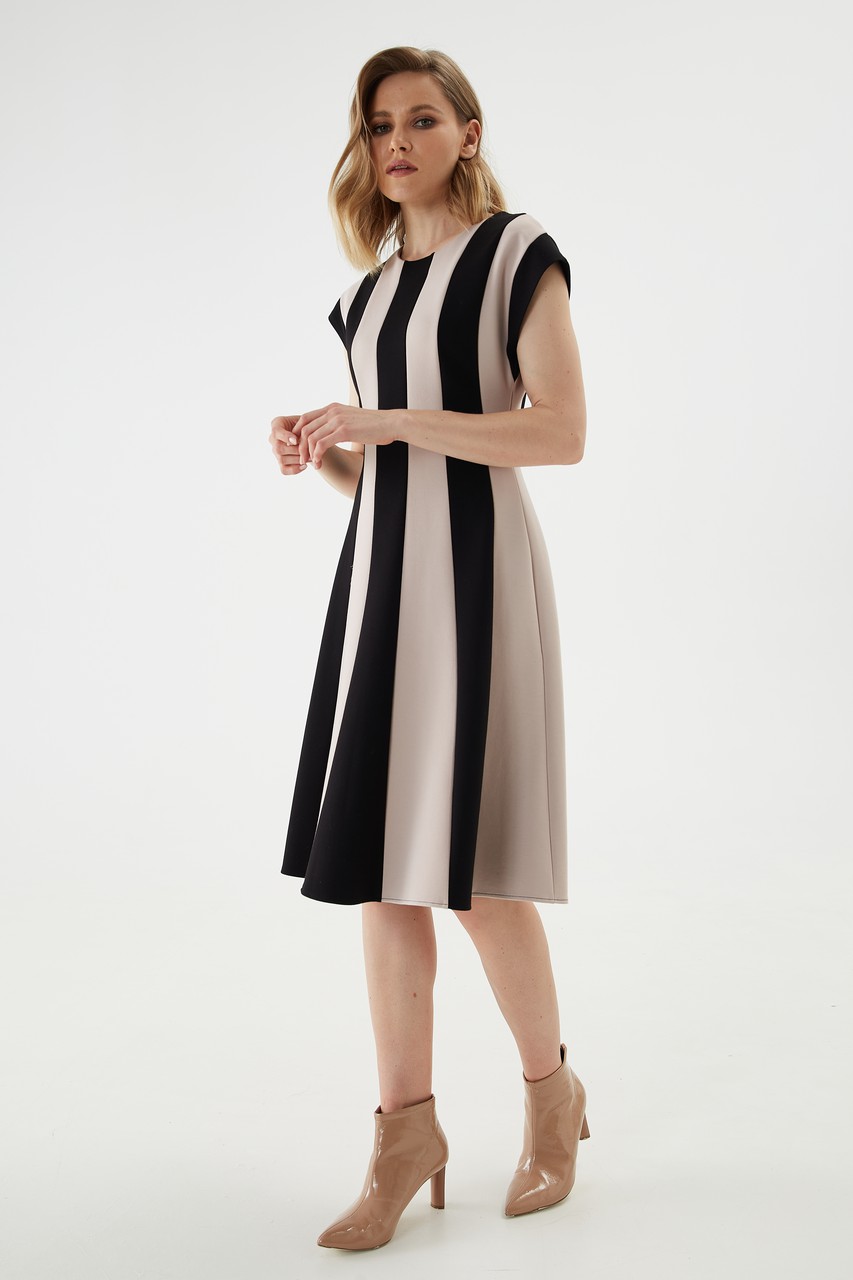 Thick jersey dress with contrasting geometric longitudinal elements.