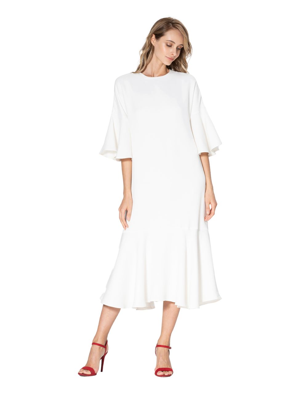 A loose dress made of thick crepe with detachable frills at the sleeves and the bottom of the product. A neat neckline and a fastener for a small slit and a button with a buttonhole on the back for your comfort.