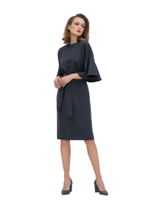 A dress made of thick crepe with an original sleeve and a detachable belt.