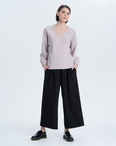 Stylish and comfortable crepe tunic with an elegant longitudinal cut and original sleeve cut. It goes well with both trousers and skirts.