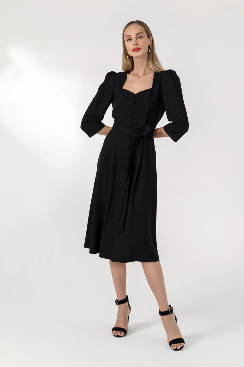 Dress with self-covered button fastening and a beautiful décolletage. Silhouette fitted at the waist, spectacular sleeve with a gathering at the top and a belt make a dress an essential wardrobe piece.