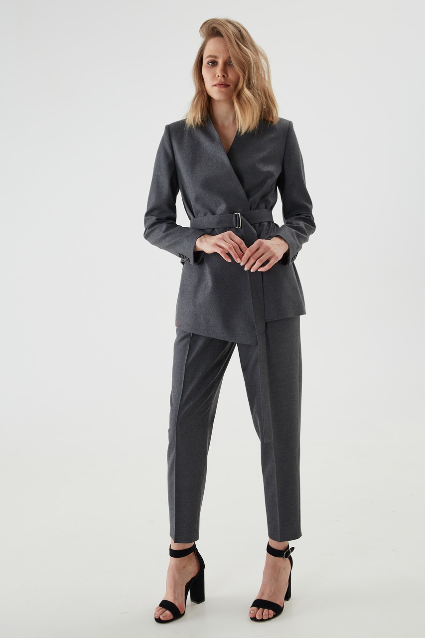 Spectacular double-breasted jacket with an asymmetrical bottom line, fastening with 2 covered buttons. Jacket made of premium wool suiting with two flap pockets and a detachable belt. With the help of a belt, you can make the silhouette more fitted.