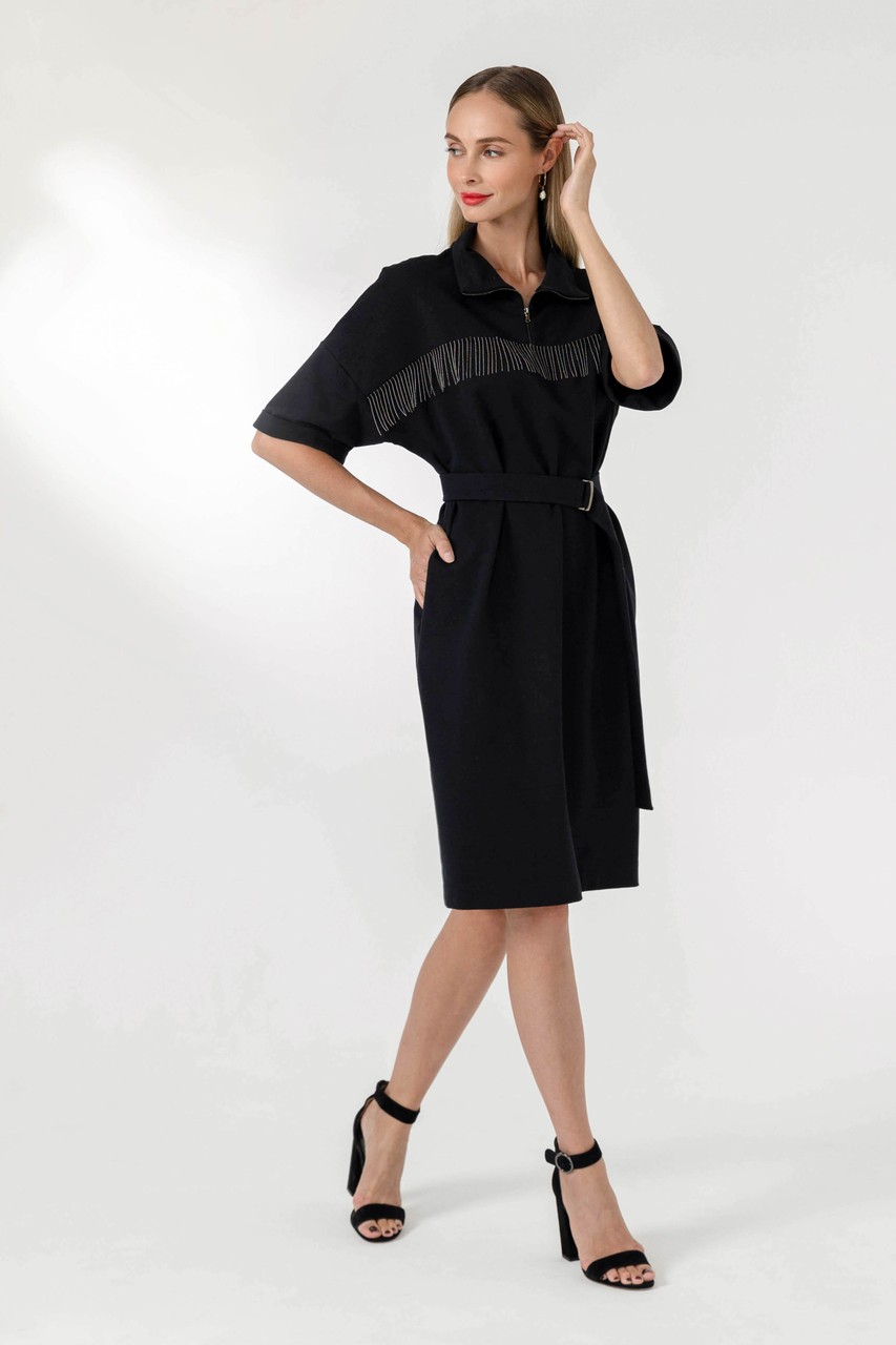 Loose silhouette dress with beautiful constructive lines and a stylish metallic trim on the bust line. Comfortable and universal dress with side seam pockets and a belt with a metallic buckle.