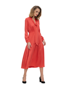 Silk satin dress with gather at the waist and a detachable ruffle at the gather. The triangular neckline is adorned with ribbons that can be tied.