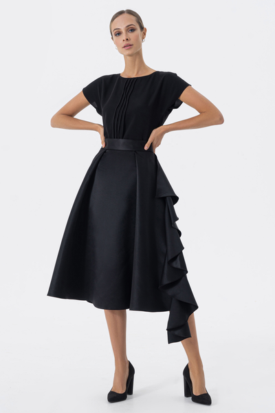 Taffeta skirt with tucks and a voluminous flounce in the left side seam.