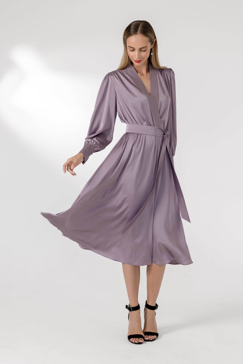 Satin dress with a beautiful longitudinal trimmed split . Sleeve gathered at the cuff with self-covered buttons. Gathered waist for a more feminine silhouette. Comes with a belt.