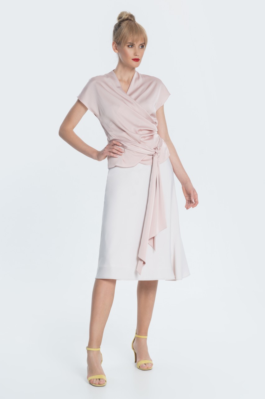 Базовая минималистичная расклешенная юбка длиной чуть ниже колена и интересной деталью — боковым воланом.