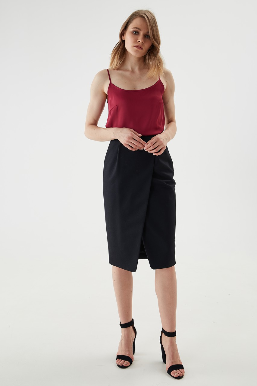 Wrap skirt with side pockets made of premium suiting wool with metal zip fastening at the middle seam of the back.