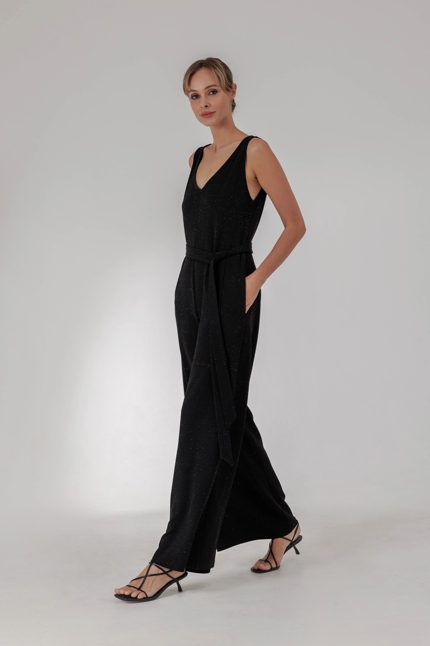 Loose silhouette jumpsuit made of soft jersey with a pale shine. It has a beautiful V-neckline, pockets in the sideseams and a belt.