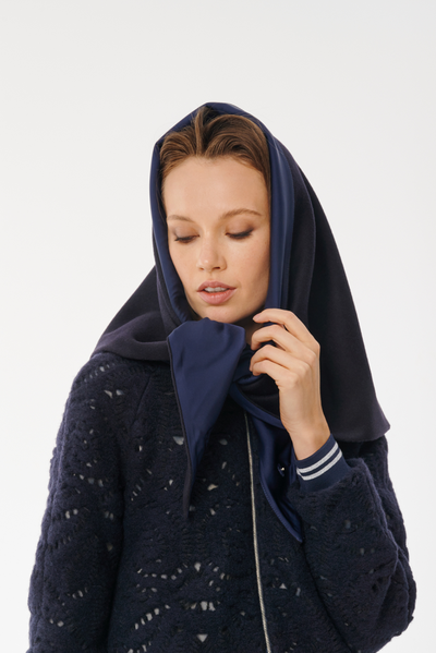 Платок-трансформер который может быть, как стильным и теплым головным убором, так и палантином или шарфом.
