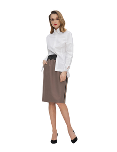 Shirt with a one-piece sleeve and cuff with delicate drawstrings.