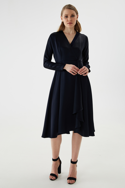 A fitted satin wrap dress with a flowing satin skirt. The one-piece sleeve fits gently over the shoulder and arms, and velvet placket trims the front along the neckline. Smell with a belt-ribbons — details that add charm and sophistication