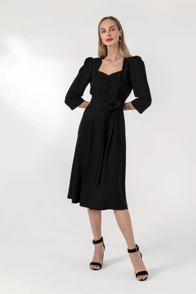 Dress with self-covered button fastening and a beautiful décolletage. Silhouette fitted at the waist, spectacular sleeve wit…