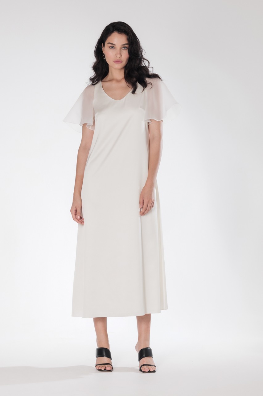 Satin dress with a beatiful neckline and flowy organza sleeves. The dress is lined with the main fabric for a beautiful silhouette and a lack of trancparancy.