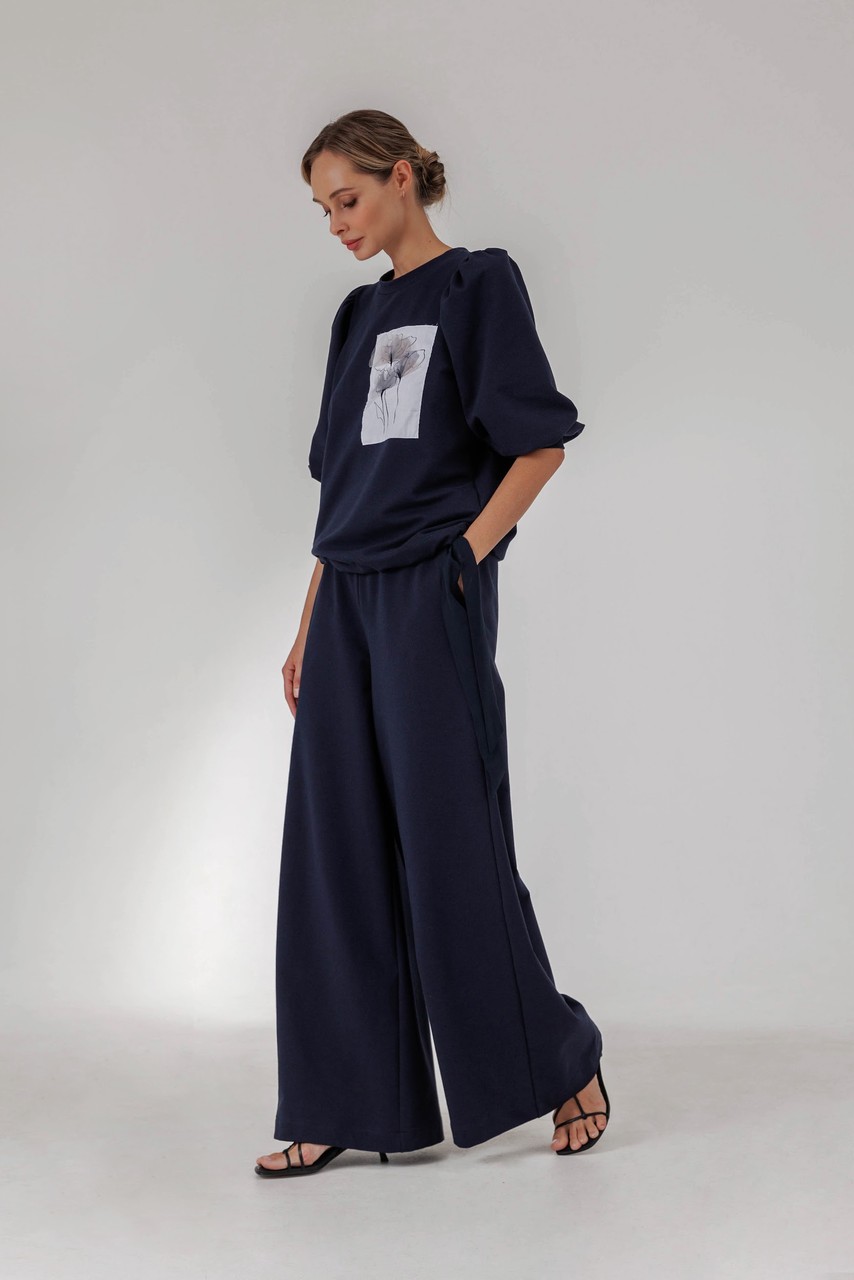 Comfortable loose fit jersey trousers with side pockets and elastic waistband.