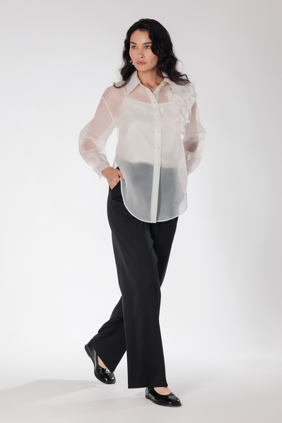 Organza shirt with a handmade flower décor. The buttonstand and the cuffs are embelished with pearl like button. High quality finnest finishd of the garment. The shirt can be styled with trousers and strap top or a satin skirt.