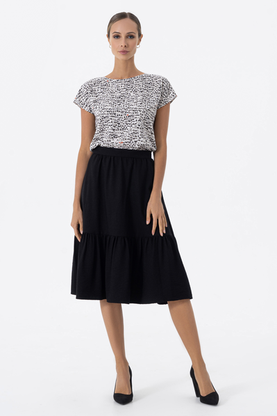 feminine and comfortable skirt with a wide ruffle at the gathering and side pockets
