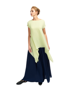 double chiffon tunic with one-piece sleeves and flying side tails. Behind the wrap of the upper parts.