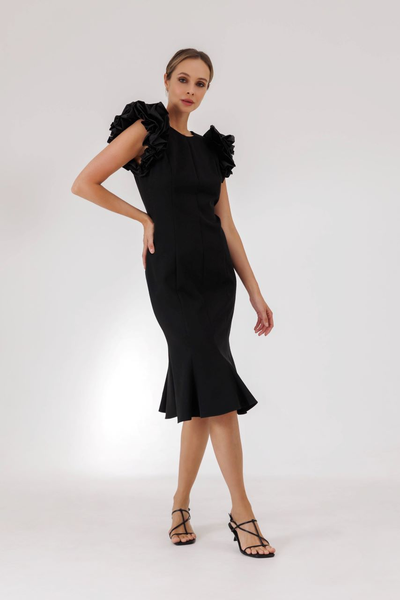 Evening dress with a small V-neck on the back. The dress is adorned with a puffy decorative taffeta sleeve.