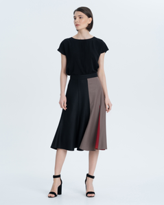 Асимметричная юбка из премиальной итальянской шерсти на тонкой вискозной подкладке. Сочетание черного, кофейного и деликатного темно-красного акцента позволит сочетать юбку с различными вещами вашего гардероба.