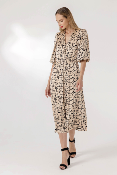 Light printed satin dress with beautiful ribbons on the neck and a gathering on the waist for a more feminine silhoutte. Elb…
