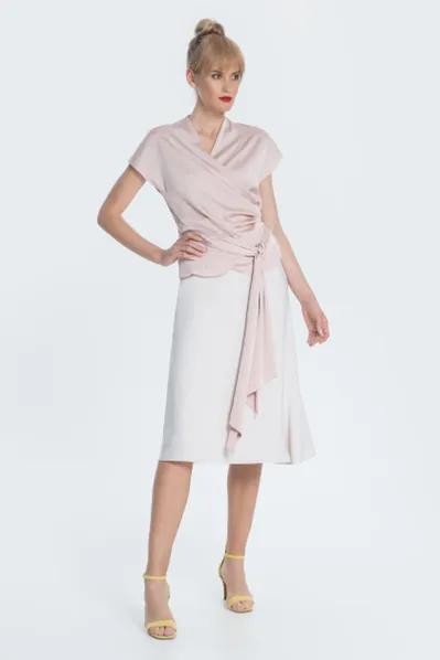 Базовая минималистичная расклешенная юбка длиной чуть ниже колена и интересной деталью — боковым воланом.