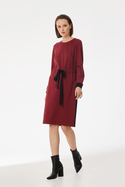 Comfortable raglan sleeve dress with a beautiful grosgrain belt and a contrasting black stripe.