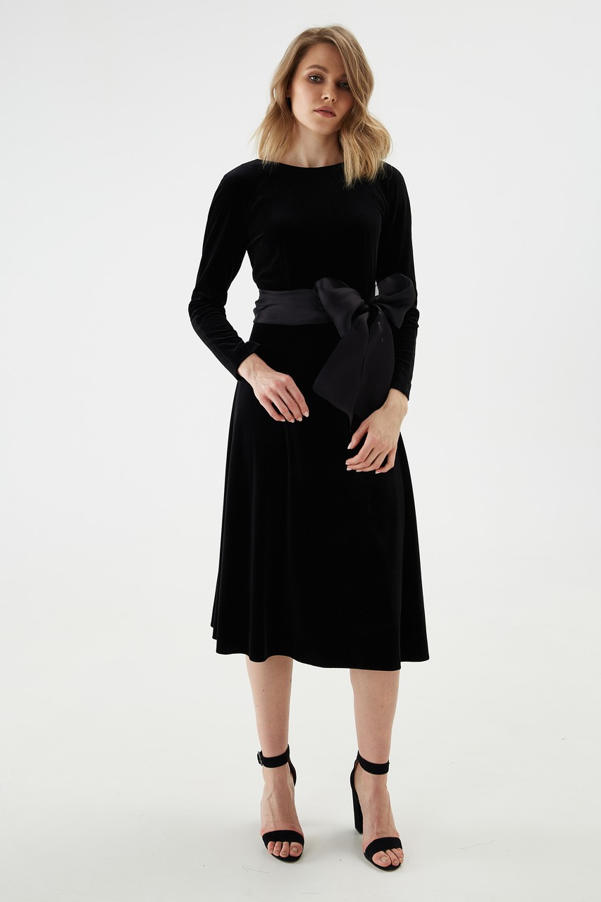 Velvet dress with a beautiful cut on the back. The fitted dress with a loose skirt at the waist is decorated with a removable silk organza belt.