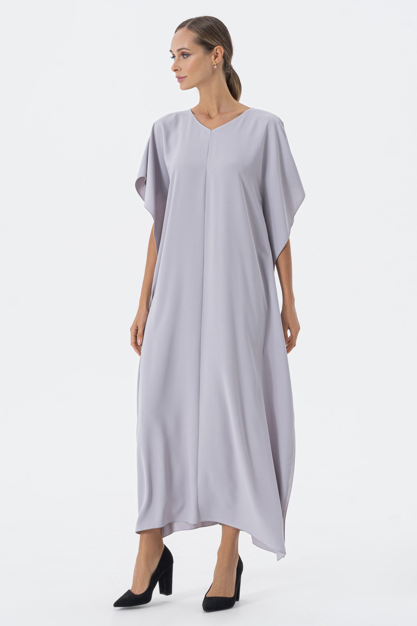 A flowy, flowy crepe dress with a dropped sleeves and flowing side details. The dress can be completed with a belt.
