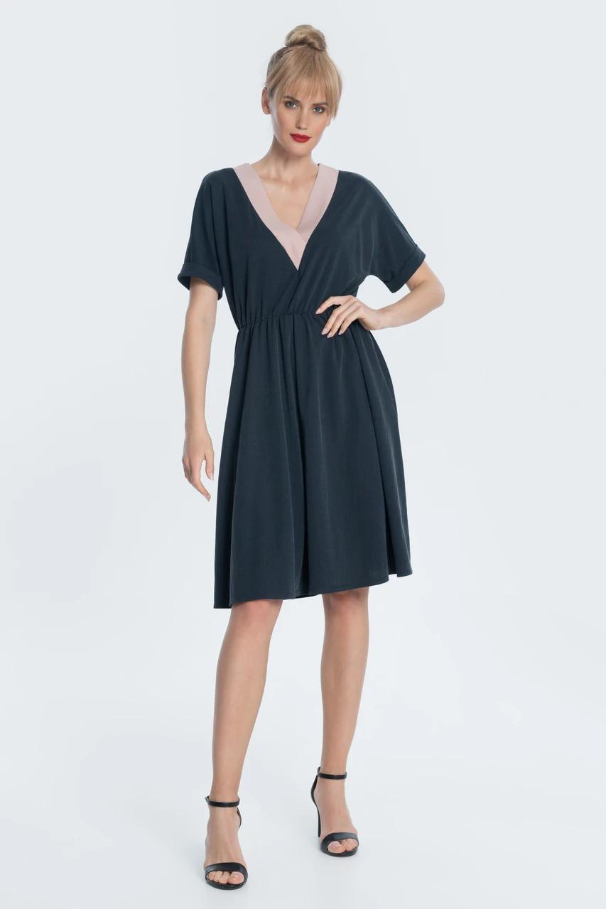 Comfortable urban jersey dress, loose silhouette with a gather at the waist and lowered sleeves with a lapel, a V-neck decorated with a soft pink placket.