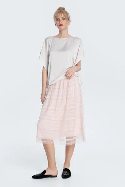 Pleated lace skirt with thin lining with a comfortable elastic waistband.