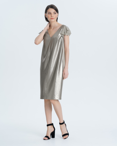Вечернее платье нежного серебристо-кофейного оттенка с треугольным вырезом. Передняя часть покрыта пайетками, спинка выполне…