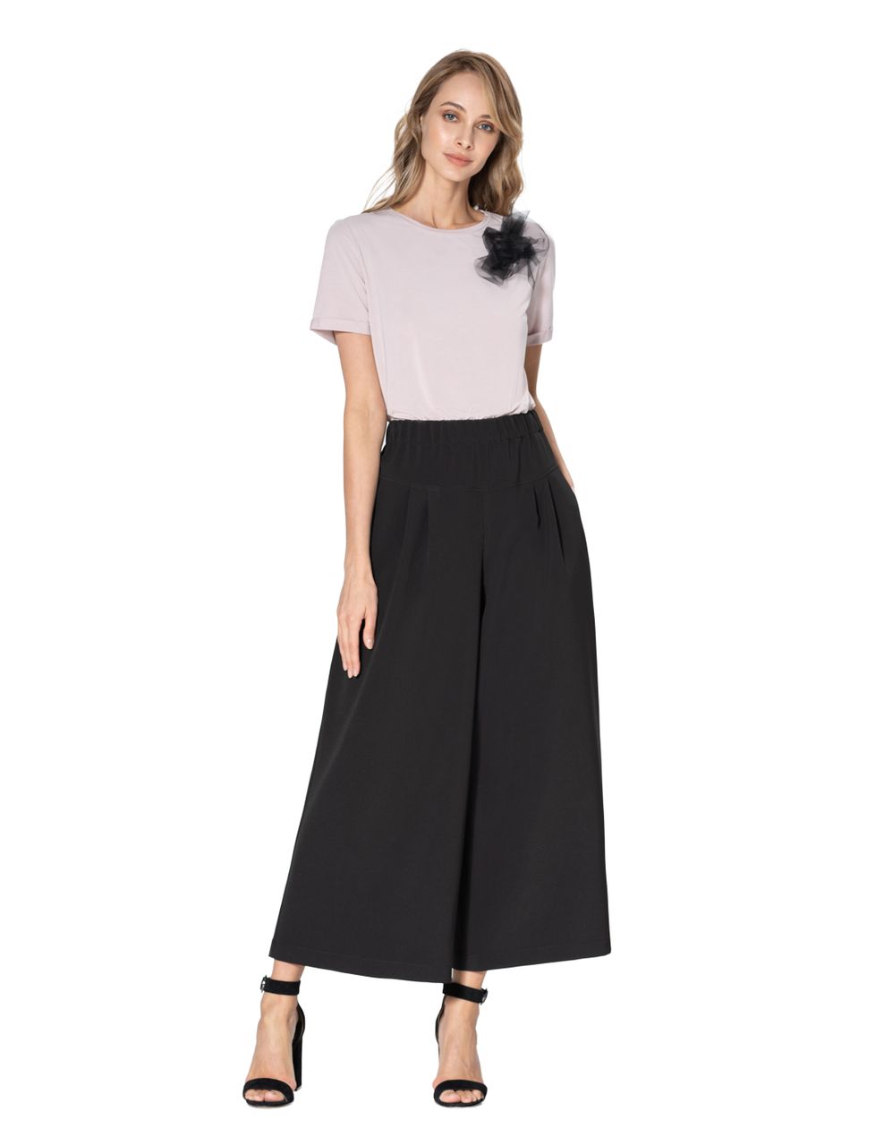 Stylish trousers made of thick crepe. A wide coquette belt with elastic, side pockets, 2 tucks along the cutting line and a free silhouette — for everyday life and for the evening.